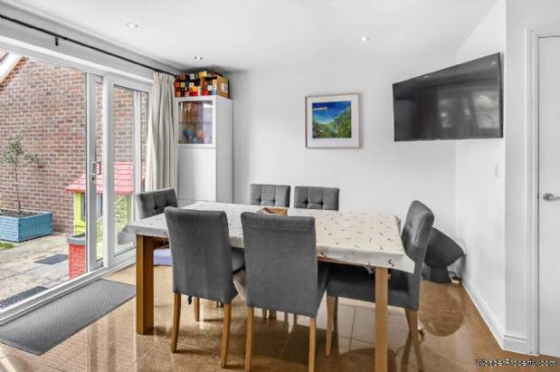 Additional Property Image 4 bedroom Detached for sale in Bracknell 5