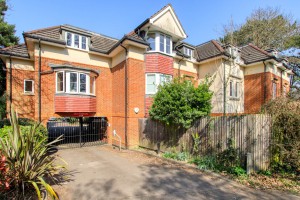 2 bedroom Apartment for sale in Bracknell