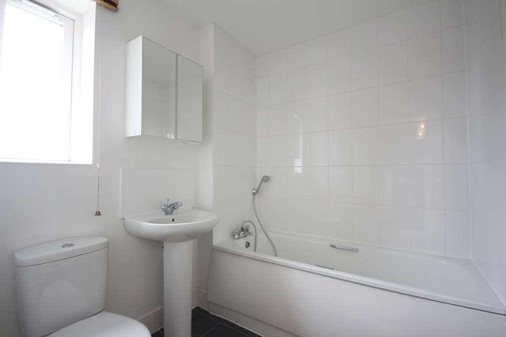 Additional Property Image 3 bedroom Town House to rent in Bracknell 6
