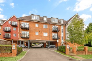 2 bedroom Apartment for sale in Bracknell