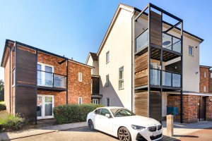 2 bedroom Apartment for sale in Bracknell