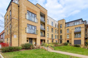 2 bedroom Apartment for sale in Bracknell