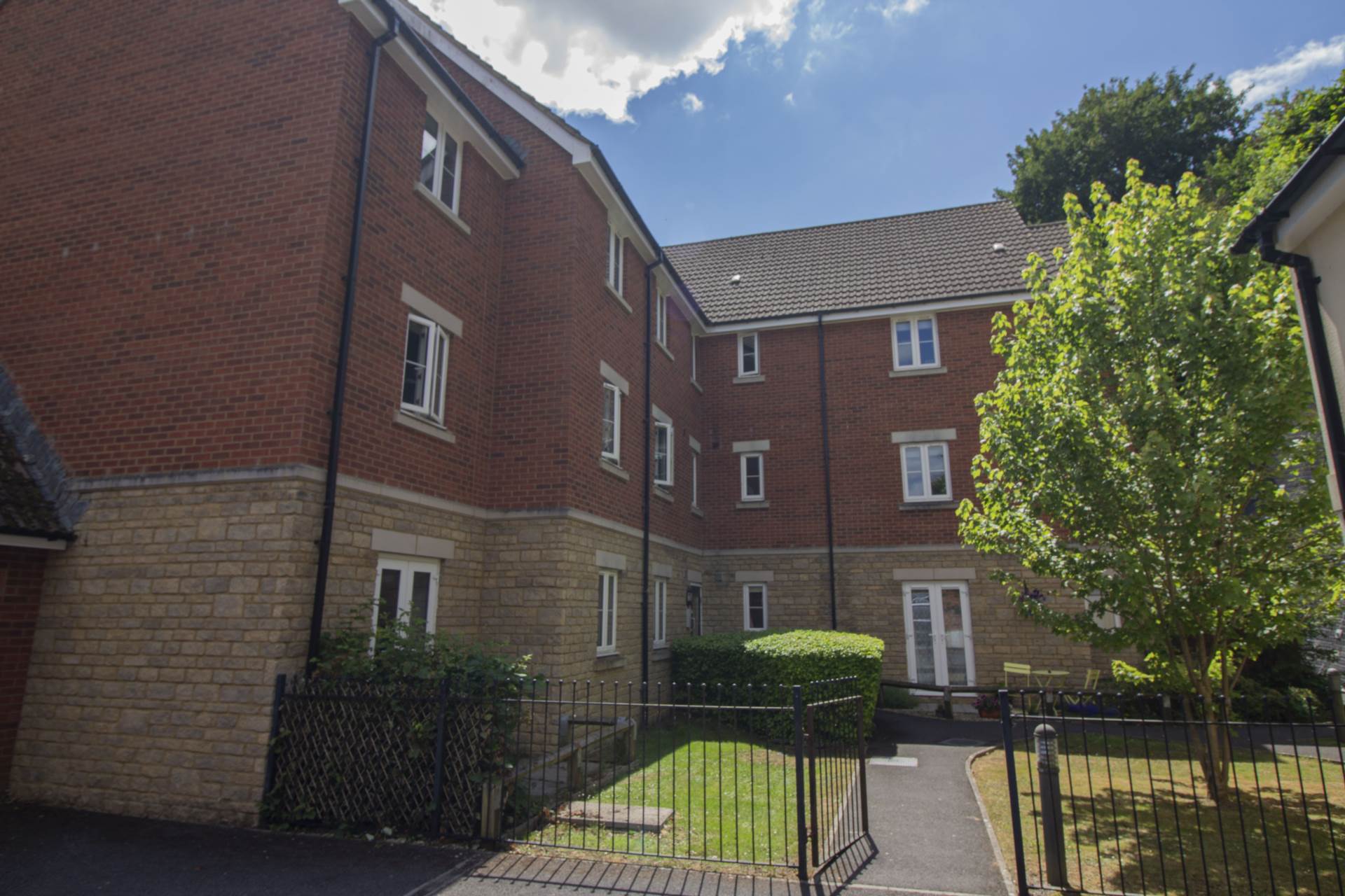 Additional Property Image 2 bedroom Apartment for sale in Frome 15