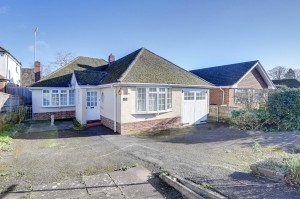 4 bedroom Detached Bungalow for sale in Reading