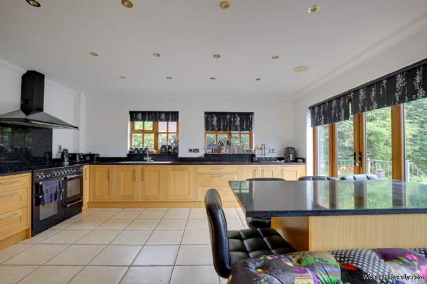 Additional Property Image 6 bedroom Detached for sale in Reading 7