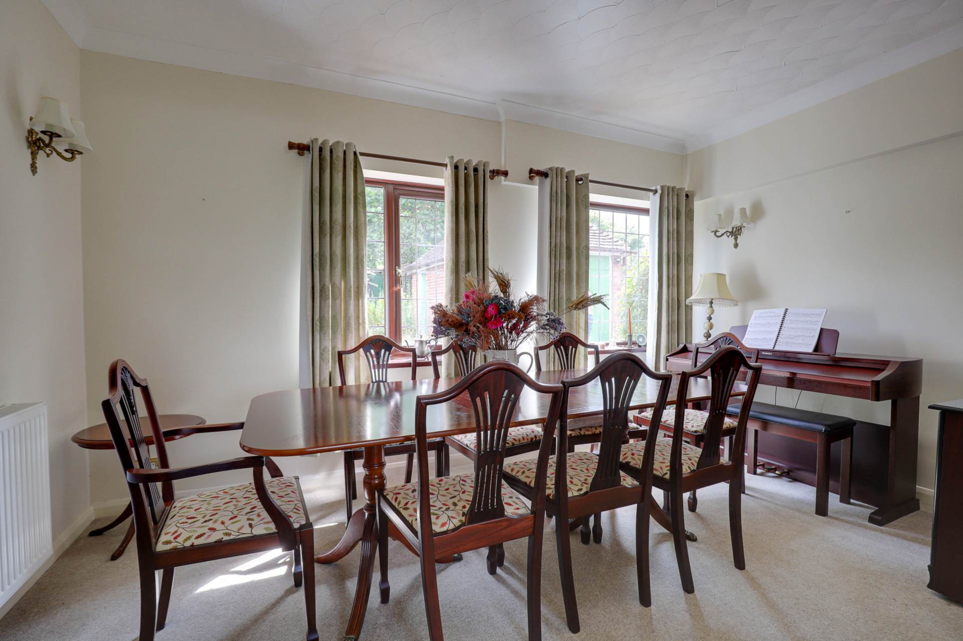 Additional Property Image 4 bedroom Detached Bungalow for sale in Reading 6