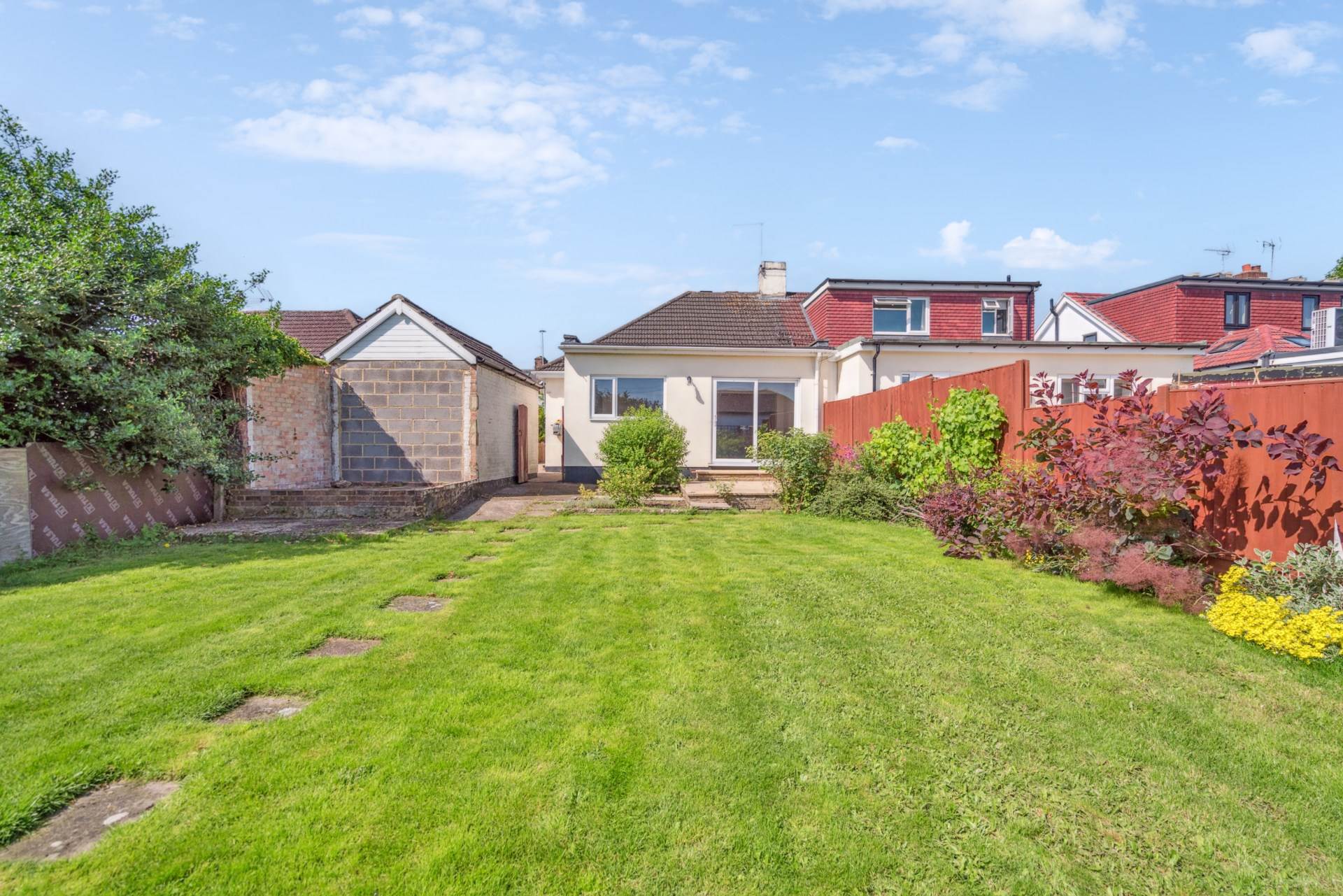 Additional Property Image 2 bedroom Semi Detached Bungalow for sale in Watford 12