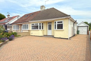 2 bedroom Semi Detached Bungalow for sale in Watford