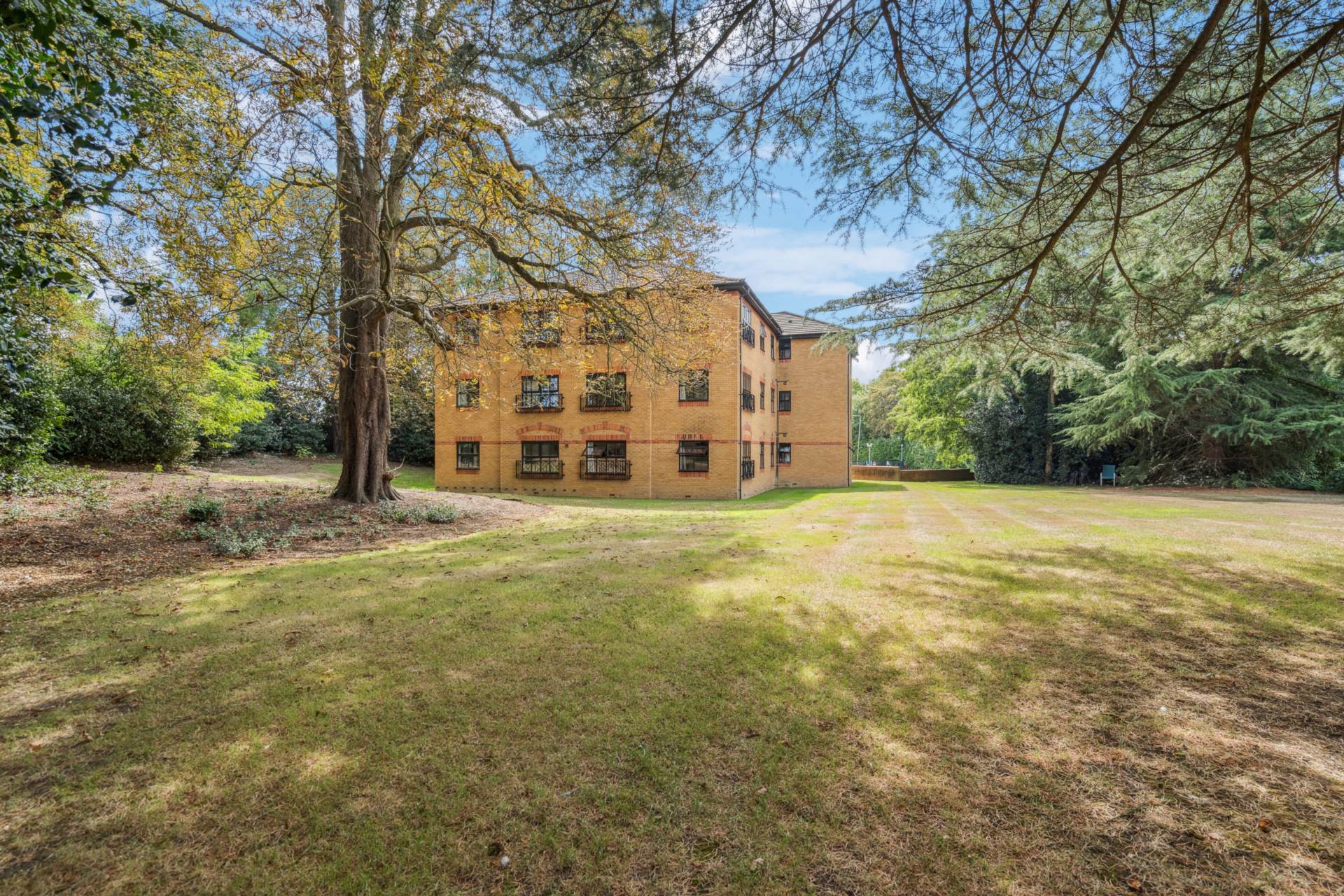 Additional Property Image 2 bedroom Apartment for sale in Watford 12