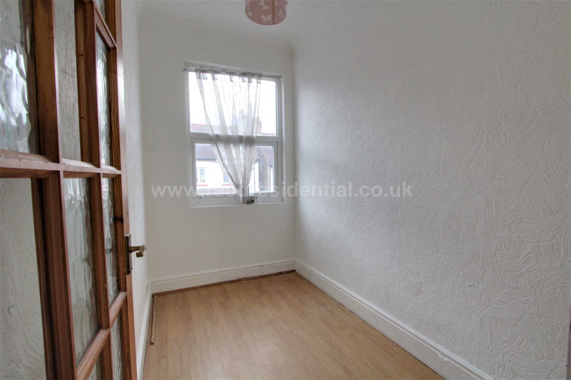 Additional Property Image 2 bedroom Flat to rent in Westcliff On Sea 6