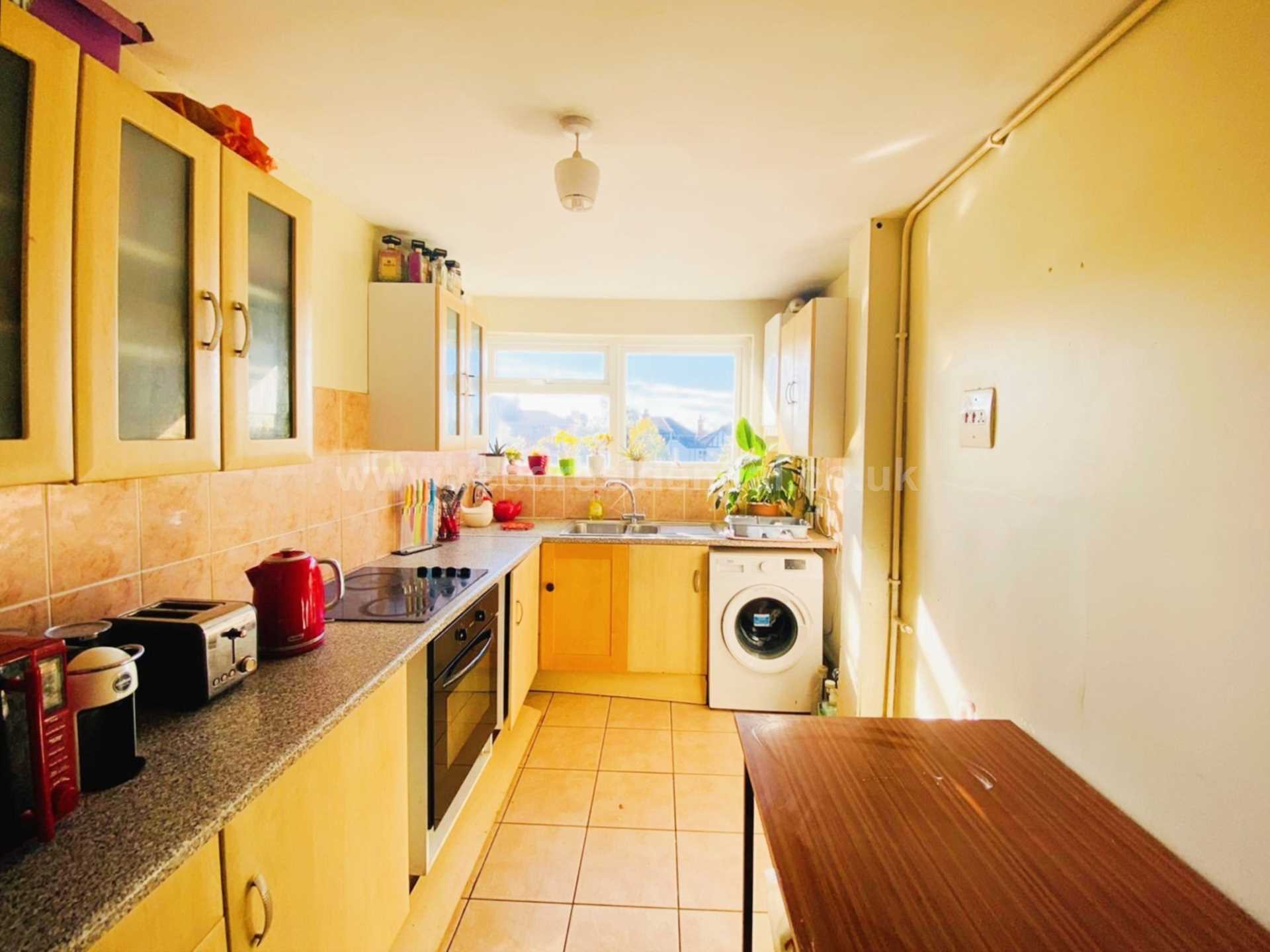 Additional Property Image 2 bedroom Flat for sale in Westcliff On Sea 4