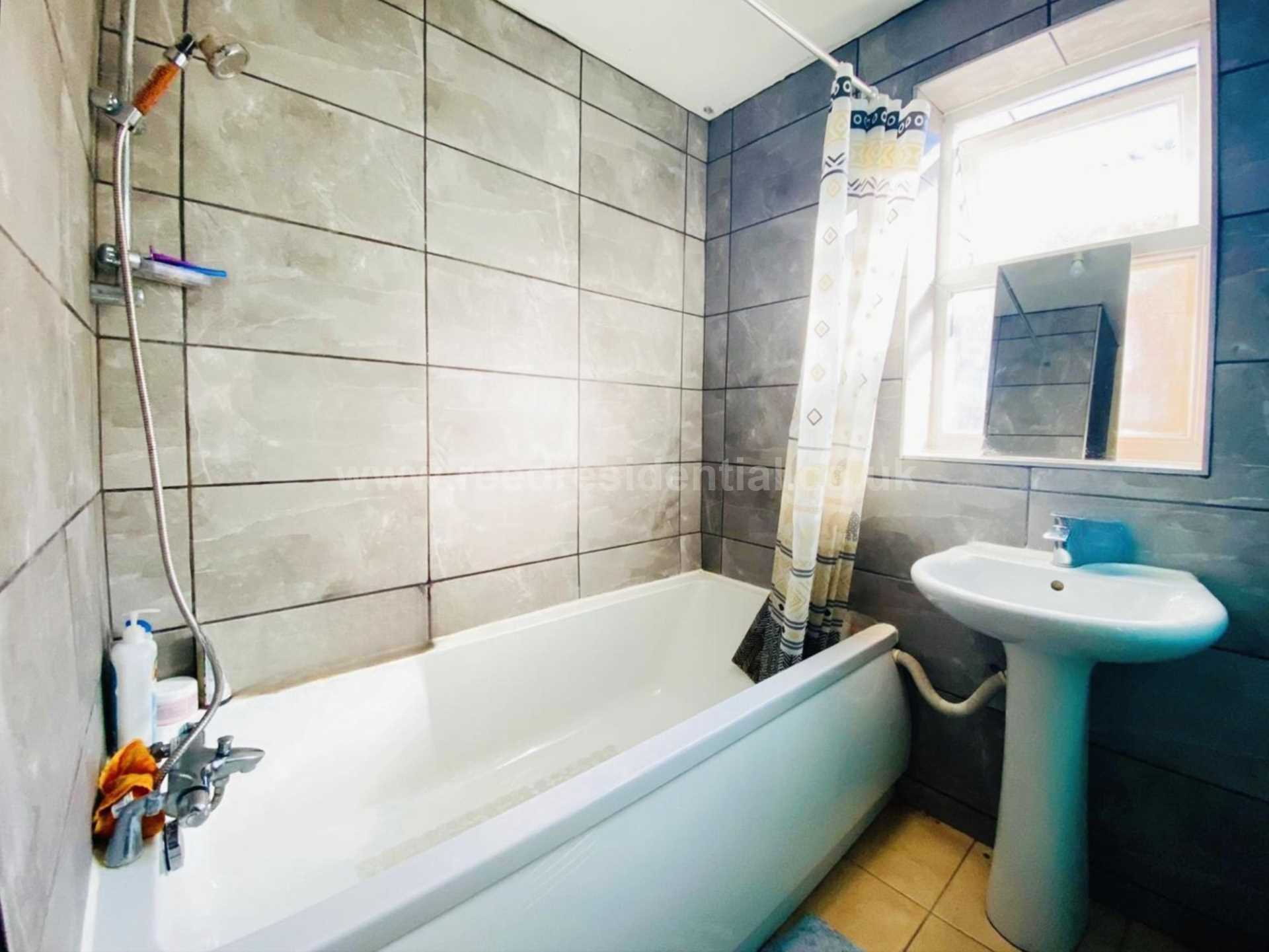 Additional Property Image 2 bedroom Flat for sale in Westcliff On Sea 6