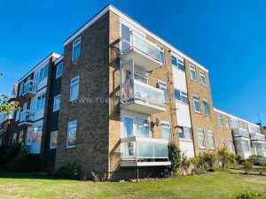 2 bedroom Flat for sale in Westcliff On Sea