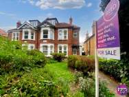2 bedroom Flat for sale in Westcliff On Sea