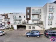 2 bedroom Flat for sale in Westcliff On Sea