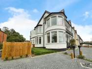 2 bedroom Apartment to rent in Westcliff On Sea