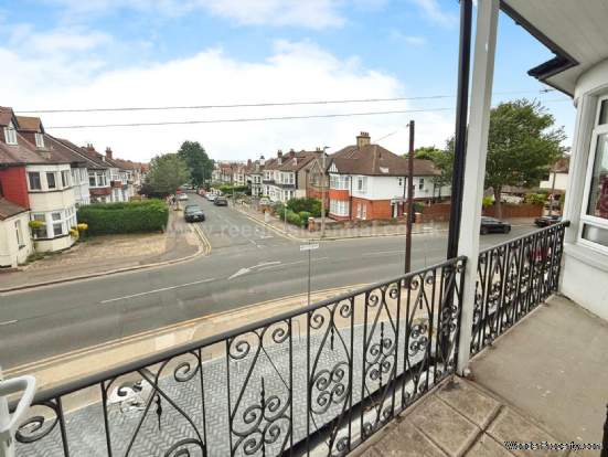 Additional Property Image 3 bedroom Apartment to rent in Westcliff On Sea 8