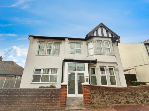 1 bedroom Flat to rent in Westcliff On Sea