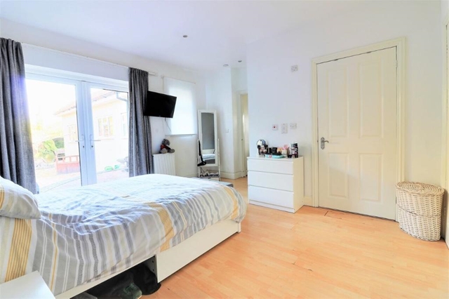 Additional Property Image 5 bedroom Detached for sale in Hayling Island 9
