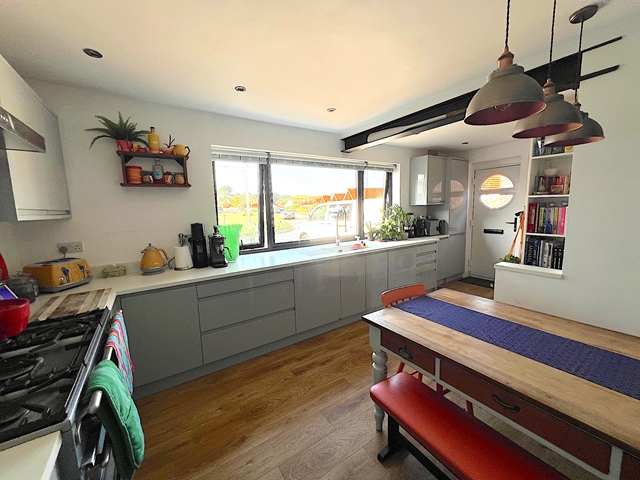 Additional Property Image 5 bedroom Detached for sale in Hayling Island 14