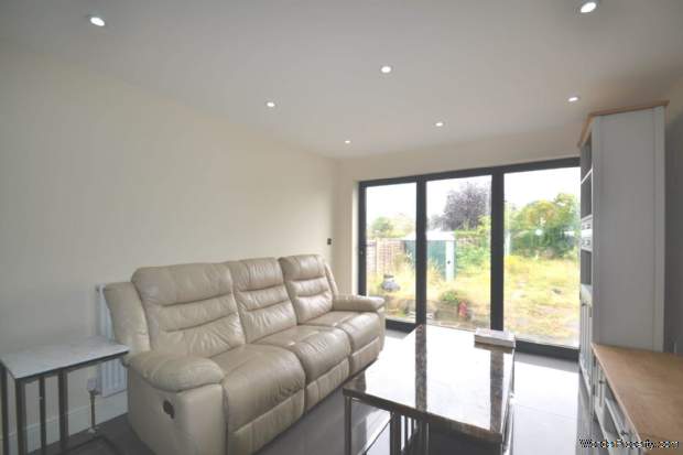 Additional Property Image 3 bedroom Semi Detached to rent in Uxbridge 4