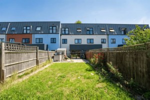 3 bedroom Apartment for sale in Southall