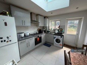 2 bedroom Apartment to rent in Hounslow