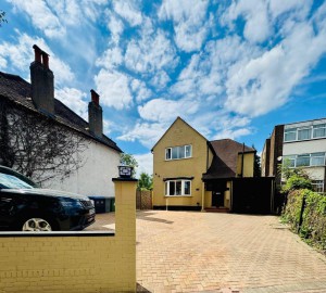 4 bedroom Detached to rent in Wembley