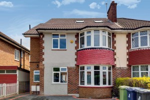 3 bedroom Flat to rent in London