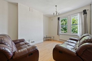 3 bedroom Flat to rent in London