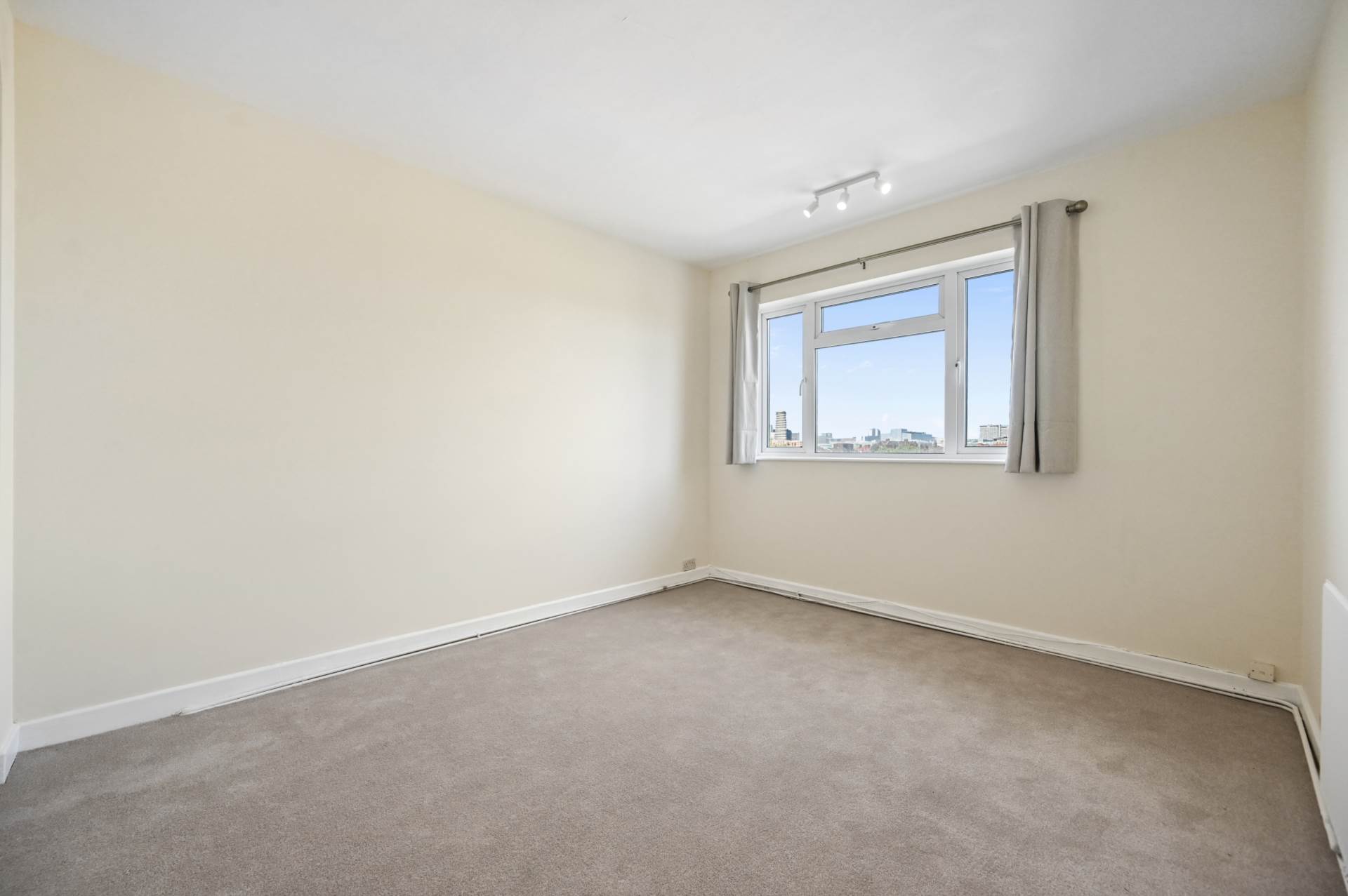 Additional Property Image 2 bedroom Flat for sale in London 6