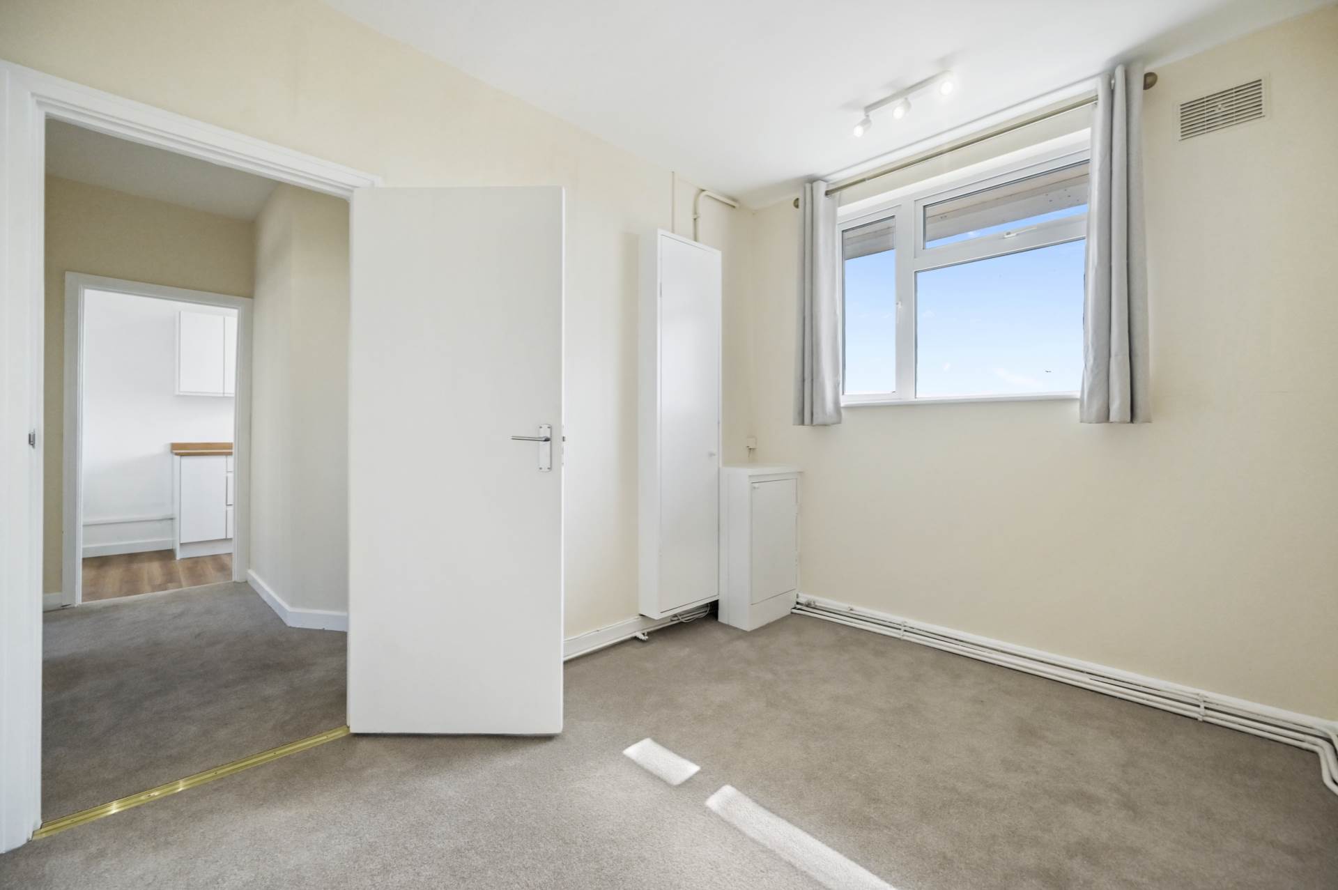 Additional Property Image 2 bedroom Flat for sale in London 10