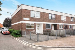 4 bedroom House to rent in London