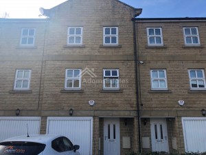3 bedroom Town House to rent in Dewsbury