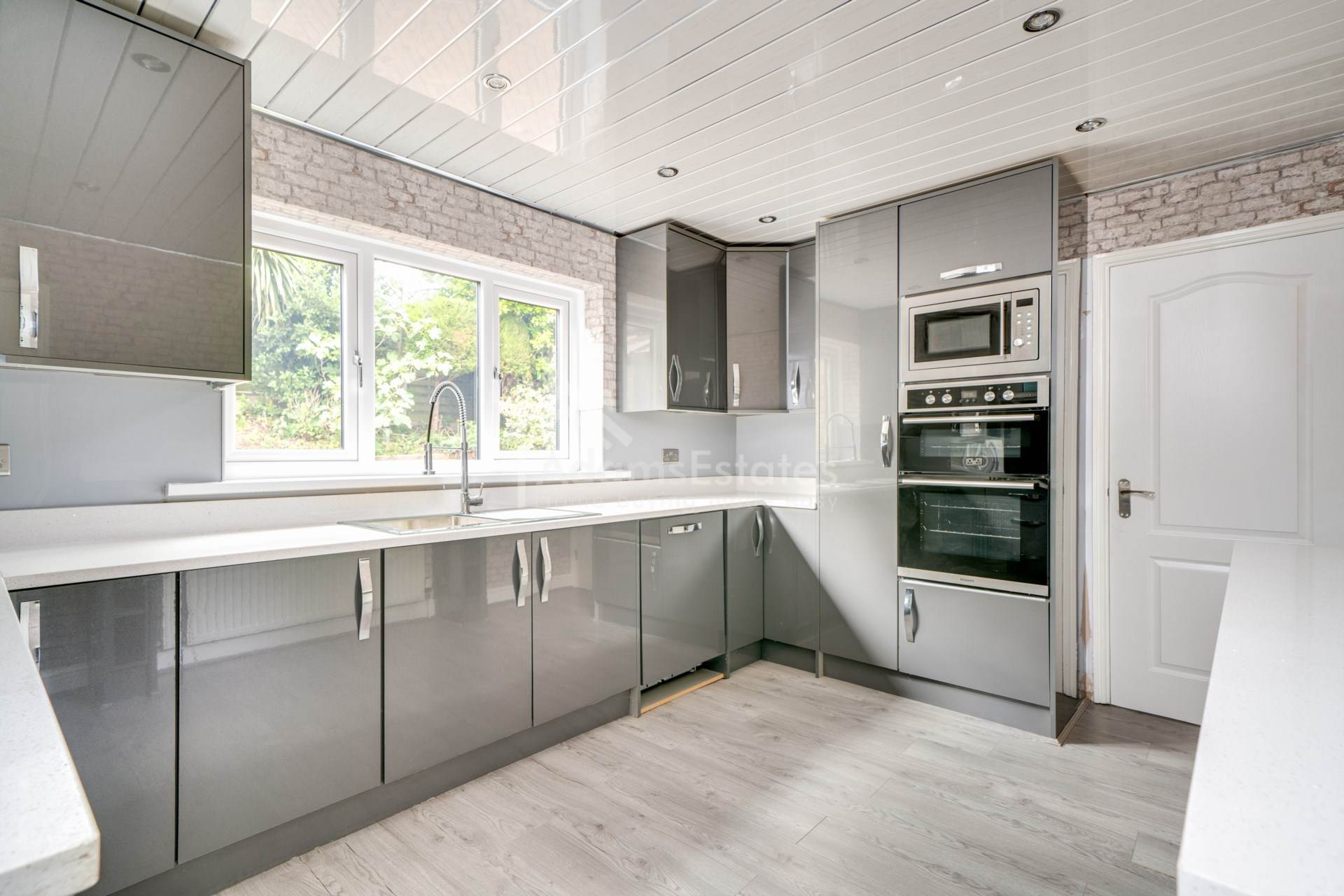 Additional Property Image 4 bedroom Detached for sale in Dewsbury 4