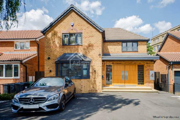 4 bedroom Detached for sale in Dewsbury