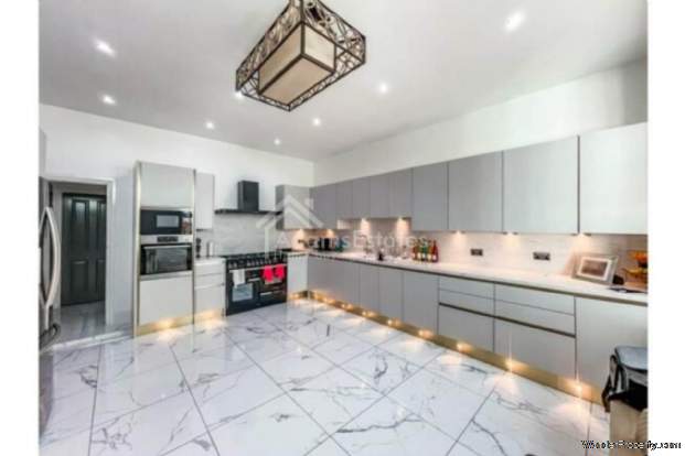 Additional Property Image 7 bedroom Detached for sale in Dewsbury 17