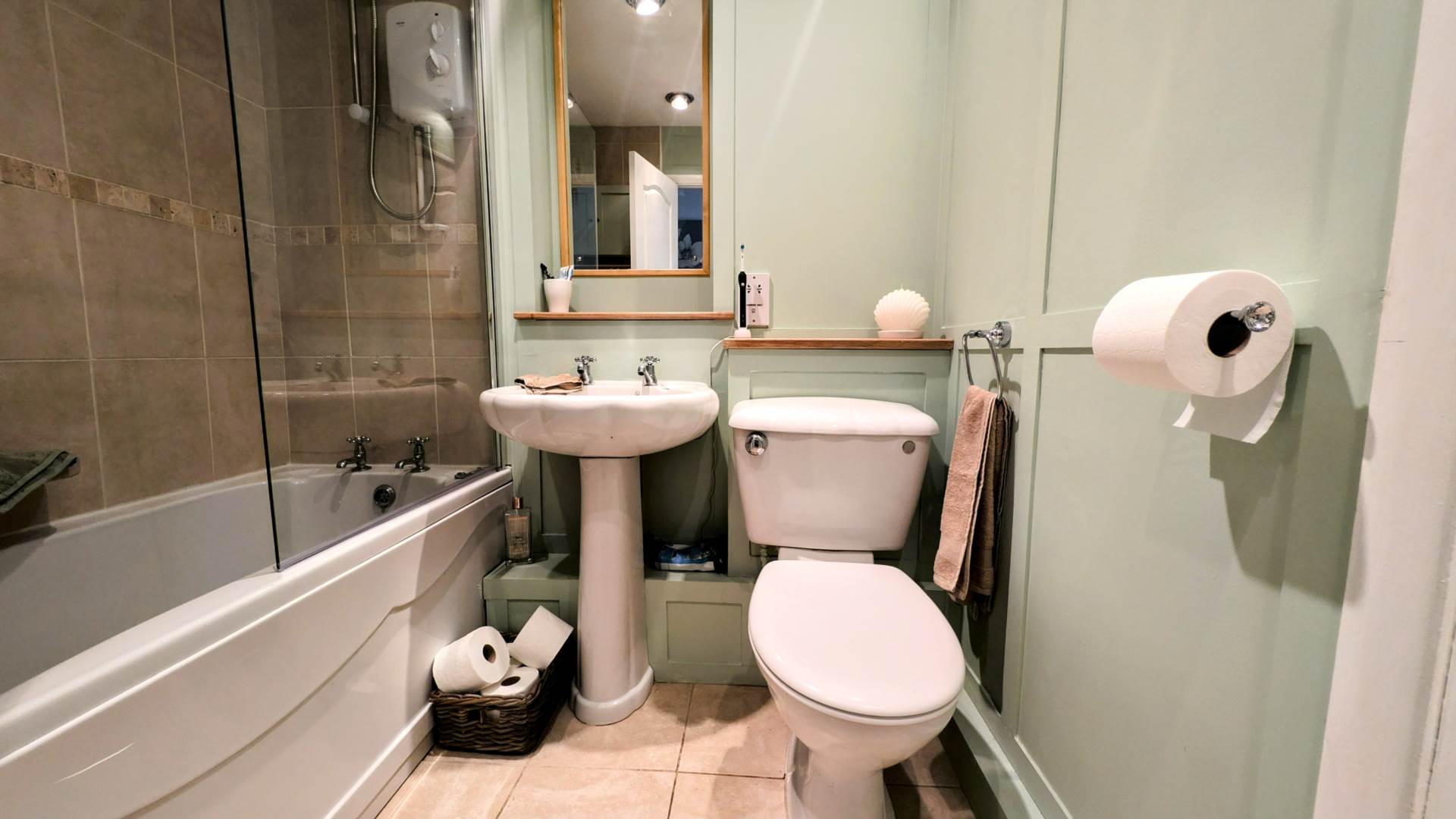 Additional Property Image 3 bedroom Detached Bungalow for sale in Bordon 12