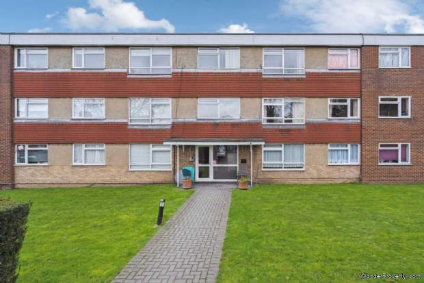 2 bedroom Flat for sale in Bushey