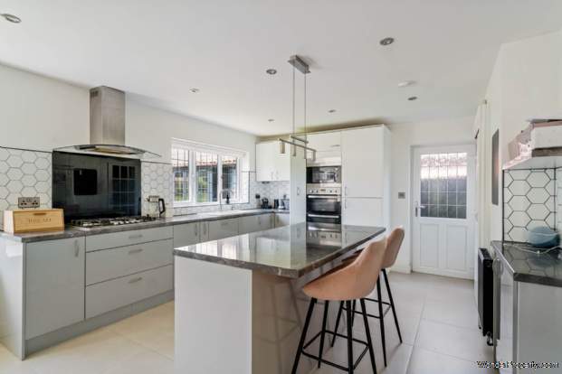 Additional Property Image 4 bedroom Detached for sale in Bushey Heath 5