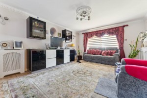 2 bedroom Flat for sale in Bushey