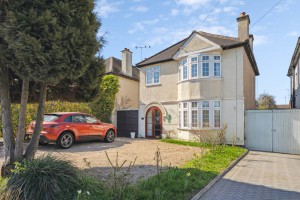 4 bedroom Detached for sale in Bushey