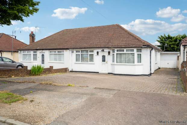 3 bedroom Semi Detached Bungalow for sale in Watford