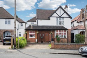 4 bedroom Detached for sale in Watford