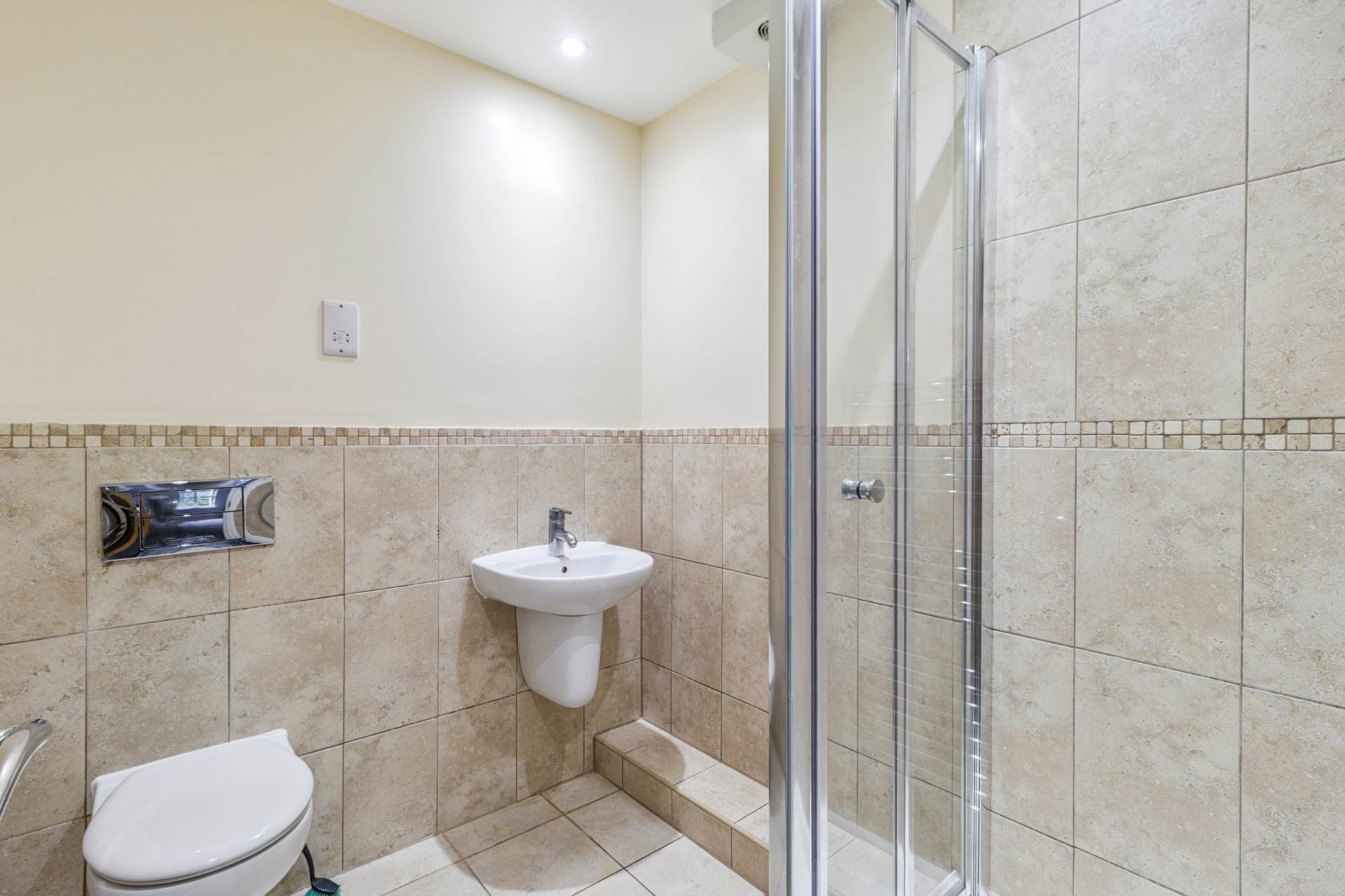 Additional Property Image 2 bedroom Flat for sale in Bushey 6