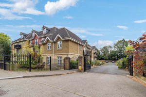 2 bedroom Flat for sale in Bushey