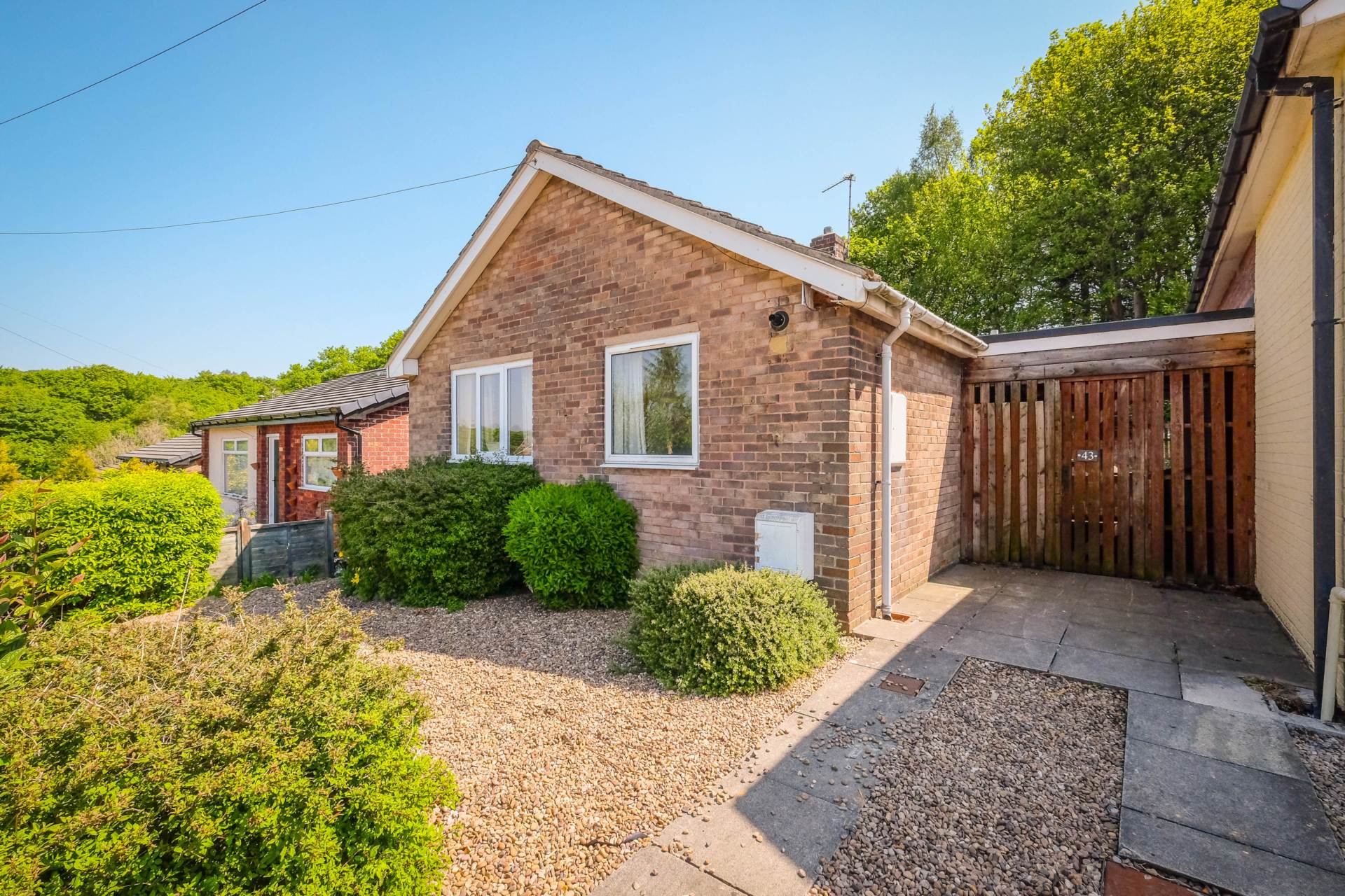 2 bedroom Detached Bungalow for sale in Holmfirth
