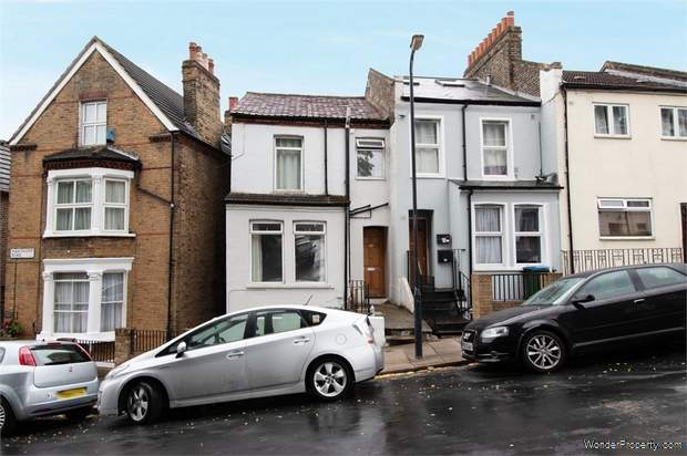 2 bedroom Ground Maisonette for sale in London