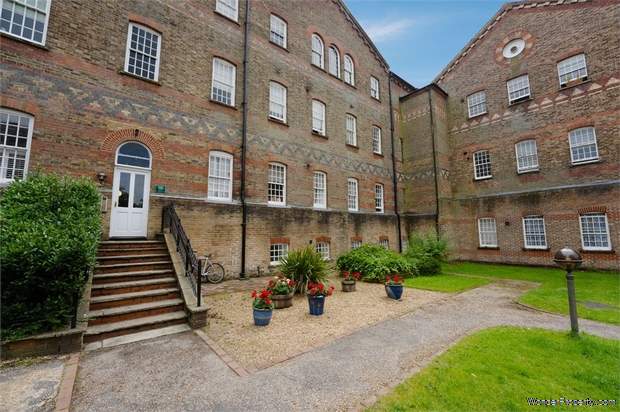 2 bedroom Flat for sale in Haywards Heath