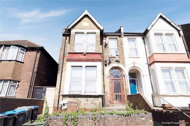 3 bedroom Flat for sale in London